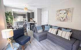 Modern New 2 Bed Apartment - Free Private Car Park